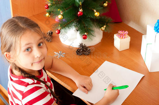 小女孩在白纸上给圣诞老人写了<strong>一封信</strong>