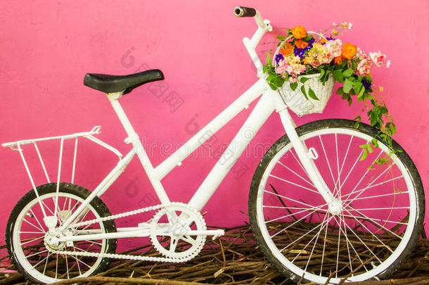 <strong>粉色墙</strong>上的白色自行车