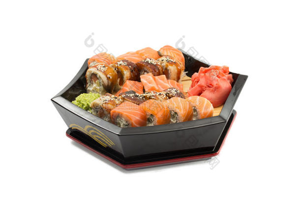 三文鱼和鳗鱼寿司卷，黑色盘子，白色背景