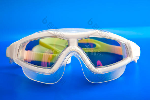 眼镜，游泳面罩，带防<strong>眩光</strong>眼镜覆盖。关闭向上的