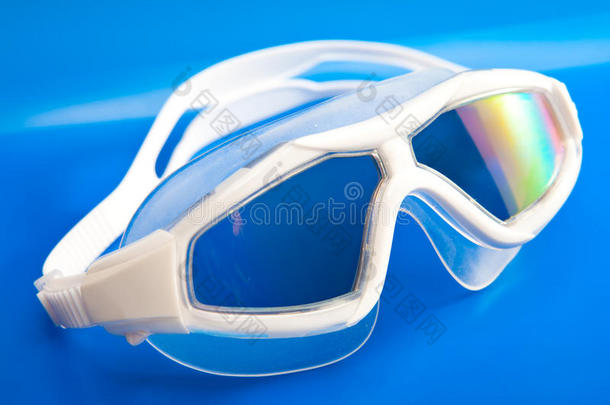 眼镜，游泳面罩，带防眩光罩。