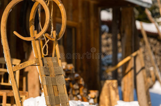 冬季小屋外的木制雪橇雪地