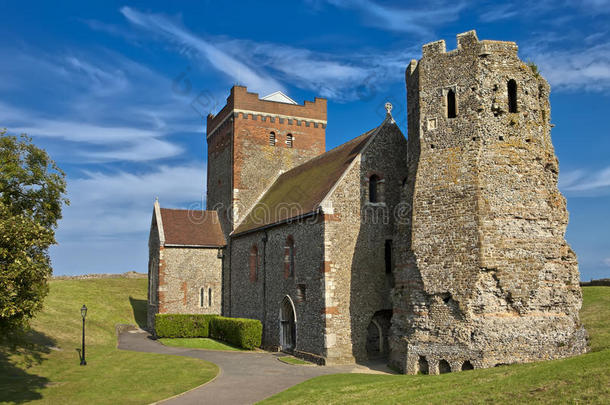 英国肯特郡多佛城堡的罗马灯塔和盎格鲁撒克逊教堂