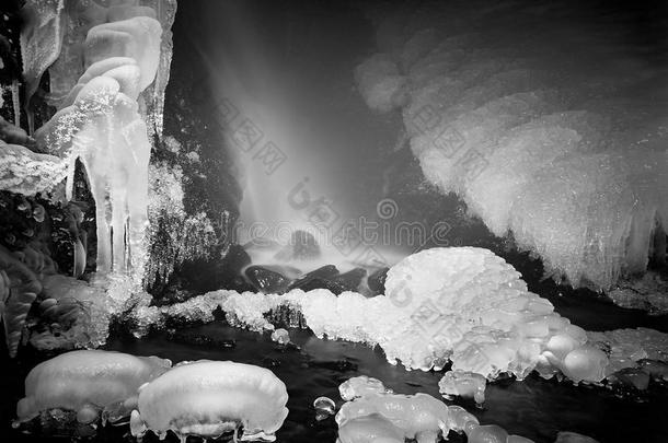 冬天的夜晚可以看到冰<strong>封</strong>的瀑布瀑布，冰<strong>封</strong>的树枝和冰<strong>封</strong>的巨石在冰<strong>封</strong>的急流泡沫中。光的反射
