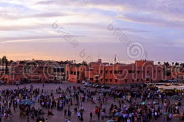 摩洛哥马拉喀什djemaa el-fna市场日落，库图比亚清真寺在后面