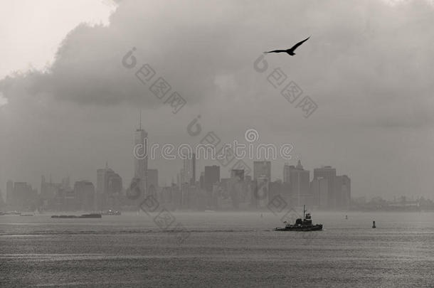 在一个多雾的夏日下午，纽约市曼哈顿下城