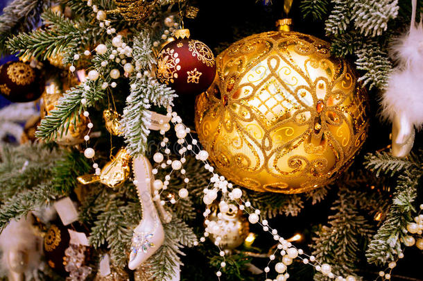 圣诞树上的黄色和红色圣诞装饰品