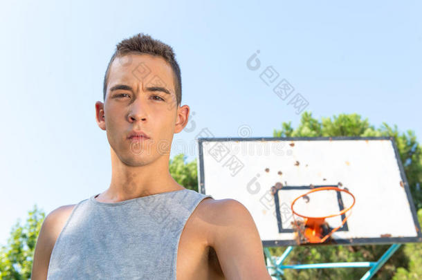 打篮球的年轻人