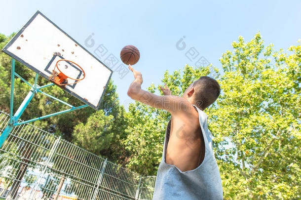 打篮球的年轻人