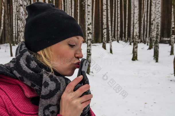 俄罗斯女子亲吻手机