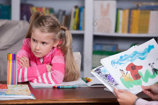 儿童心理学家讨论画一个小女孩