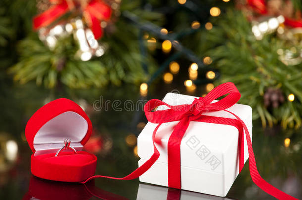 盒装订婚戒指和红丝带奢华礼品