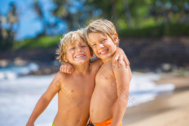 暑假快乐的孩子们在海滩上玩耍