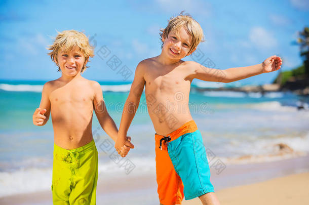 暑假快乐的孩子们在海滩上玩耍