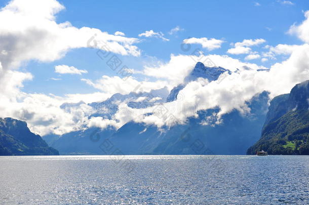 瑞士刀谷布吕宁风景湖与山地景观