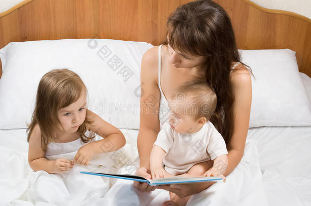 妈妈看睡前故事书