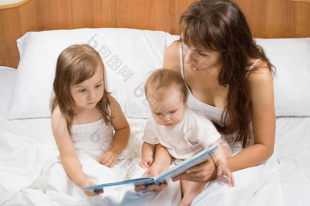 妈妈给孩子们读睡前故事书