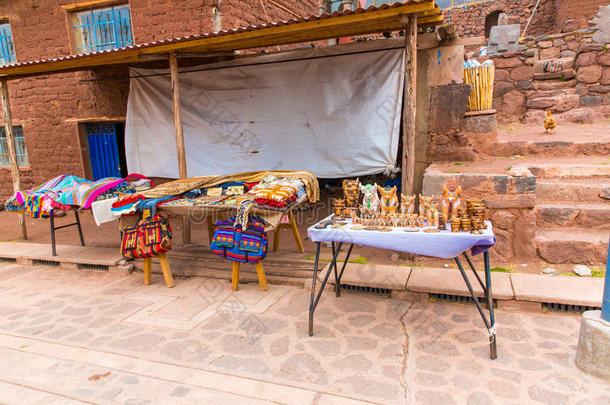 南美洲，秘鲁，西里斯塔尼塔附近的纪念品市场。带彩色毯子、围巾、布、雨披的街头商店