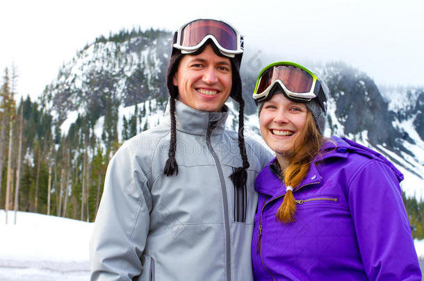 快乐的滑雪夫妇