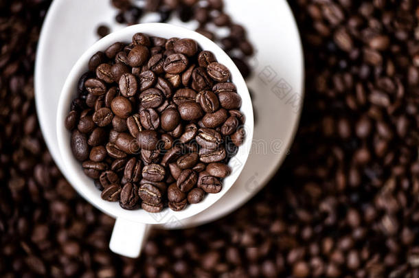 咖啡杯中的黑色浓香非洲生物咖啡豆