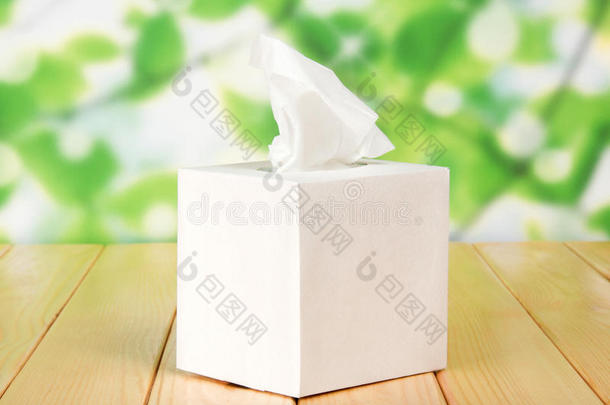 带餐巾纸的白盒子