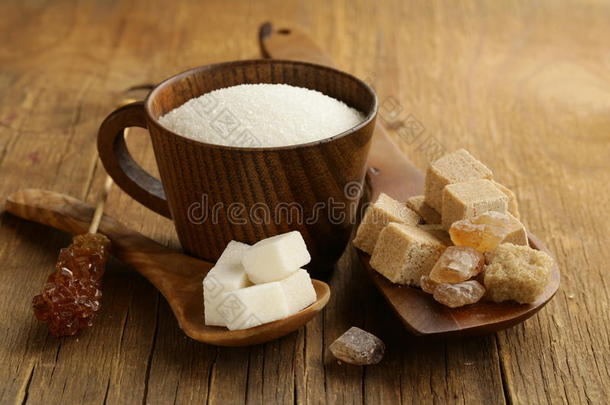 不同种类的糖-棕色，白色，精制糖