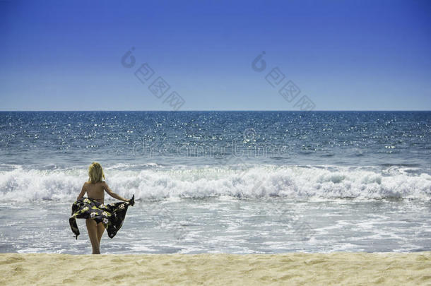 海滩上穿着比基尼的美丽少女<strong>旅游度假</strong>健康的身体和自由的概念