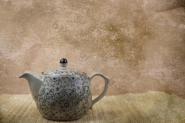 <strong>竹席</strong>上的陶瓷古董茶壶