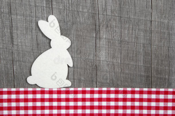 复活节装饰，灰色木制背景上有一只<strong>兔子</strong>