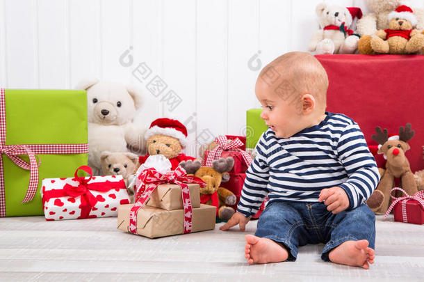 第一个圣诞节：宝宝拆开礼物快乐的家庭孩子的眼睛