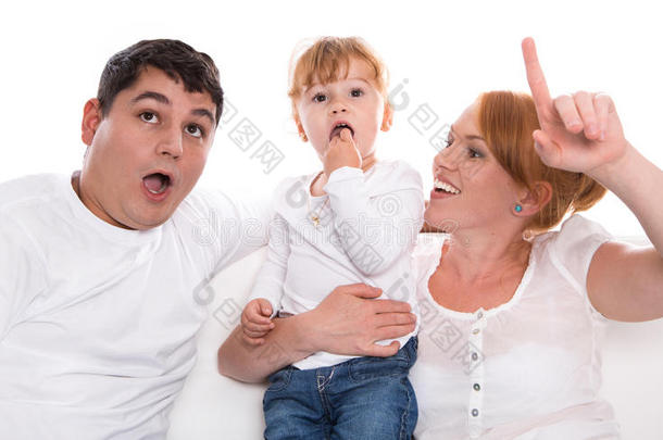 家庭生活：白色背景下的有趣父母和孩子