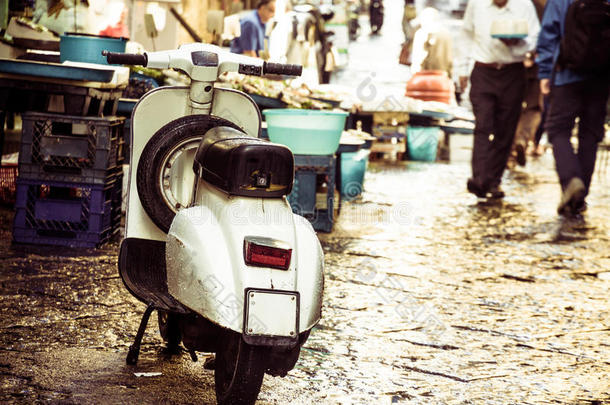 街上的老式vespa