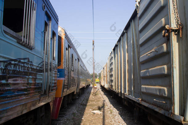 火车和卡车在火车站平行停车