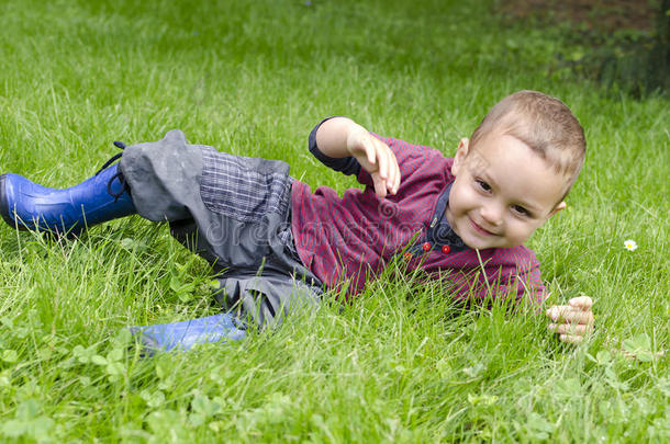 快乐的孩子在草地上玩耍