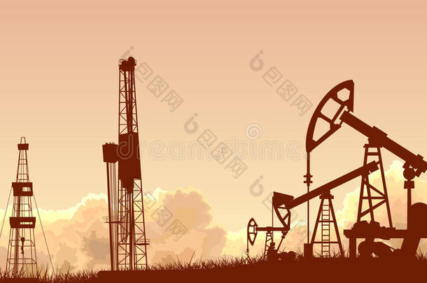 以石油工业为单位的水平日落天空。
