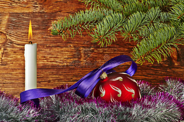 圣诞节装饰。<strong>红球</strong>，紫丝带，杉树，蜡烛