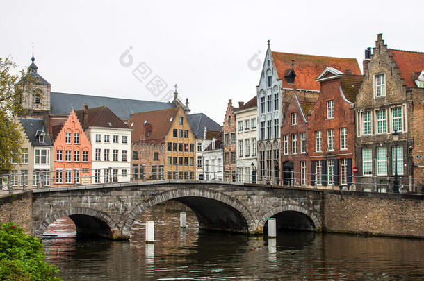 布鲁日运河上的中世纪桥梁