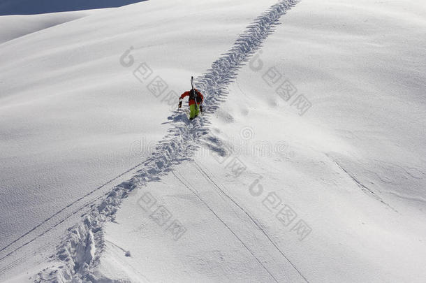 滑雪者攀<strong>登雪山</strong>