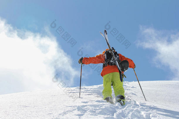 滑雪者攀登雪山