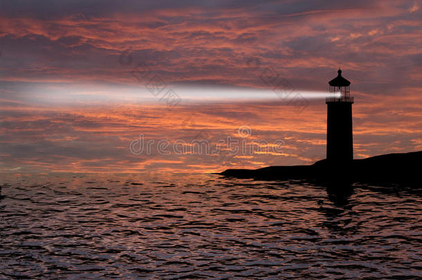 灯塔探照灯在夜间通过海洋空气。