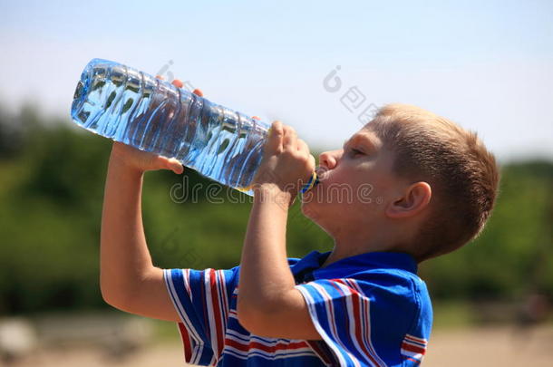 孩子在大自然中喝纯净水