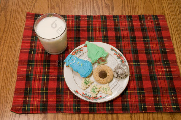 格纹<strong>餐垫</strong>上的圣诞饼干和牛奶