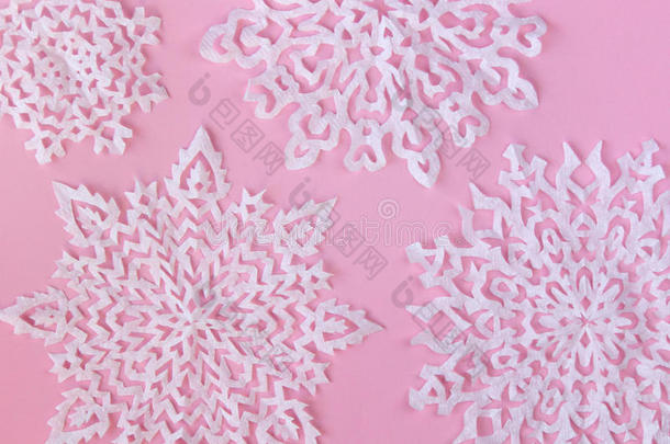 圣诞节或新年图像-白色雪花制成的纸，孤立在粉红色的背景上