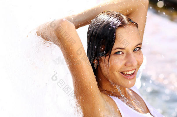 快乐湿漉漉的年轻女子