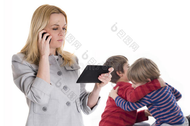 忙于平板电脑和移动的母亲，而她的孩子在战斗