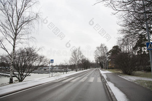 积雪覆盖的道路