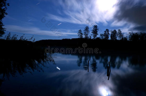 湖边夜空繁星云月
