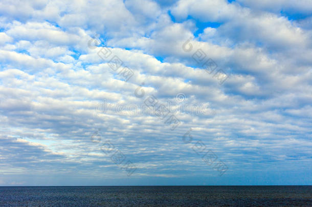 圆球状的海和云。