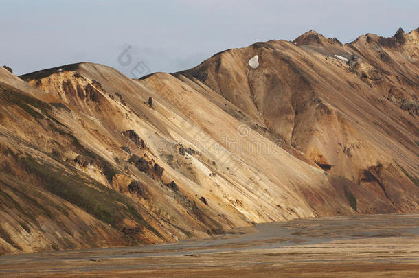 火山地貌与<strong>流纹</strong>岩建造。