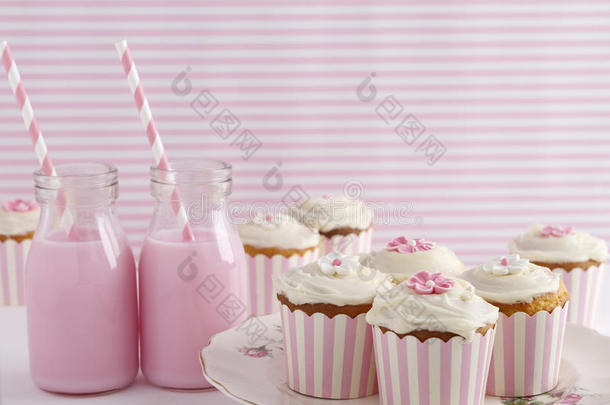 粉色复古主题甜点桌生日派对